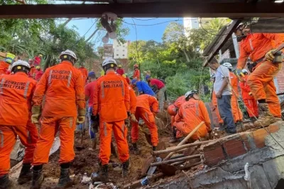 Bombeiros encontram corpo de jovem soterrado em deslizamento no bairro de Saramandaia