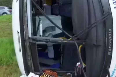 Acidente com ônibus deixa 10 passageiros feridos em trecho da BR-324 de Candeias