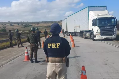 PRF na Bahia presta apoio ao Exército Brasileiro durante exercício militar na BR-101