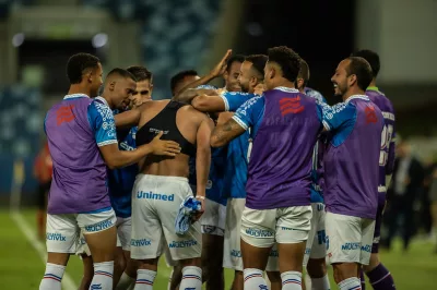 Bahia vence de virada, encerra jejum e volta ao G-7 do Brasileirão