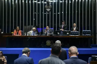 Senado aprova teto para salário mínimo e mudanças no BPC