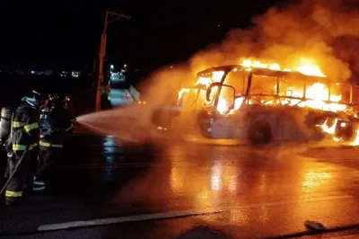Ônibus com universitários pega fogo em Jequié; ninguém se feriu