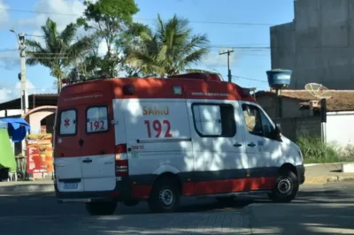 Homem em suposto surto toma ambulância do Samu e circula por ruas de cidade baiana