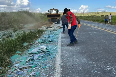 Acidente com caminhão carregado de vidros causa transtornos na BR-420 em Jaguaquara