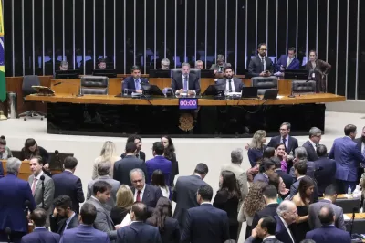 Câmara rejeita mudanças do Senado e aprova reforma tributária