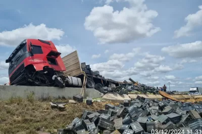 Caminhão carregado de mangas tomba em trecho da BR-116 em Feira de Santana