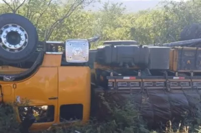 Acidente com três caminhões deixa 2 motoristas mortos na Bahia