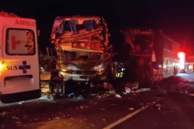 Batida entre dois ônibus e uma carreta deixa cinco mortos na BR-110, em Olindina