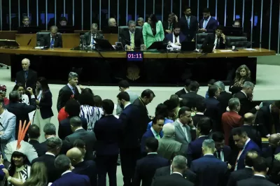 Câmara revoga novo seguro DPVAT e limita bloqueio de emendas