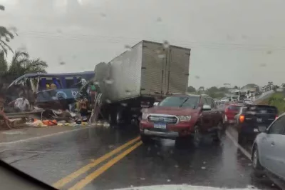 Colisão entre caminhão e ônibus deixa dois mortos e 30 feridos na Bahia