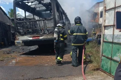 Bombeiros de Alagoinhas debelam incêndio em garagem de ônibus em Catu