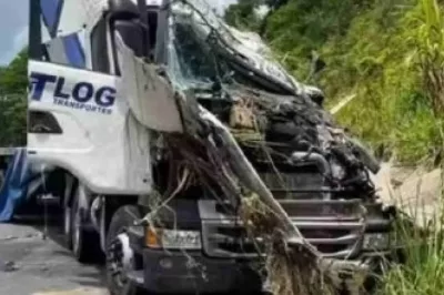 Motorista morre em acidente com carreta na BR-101