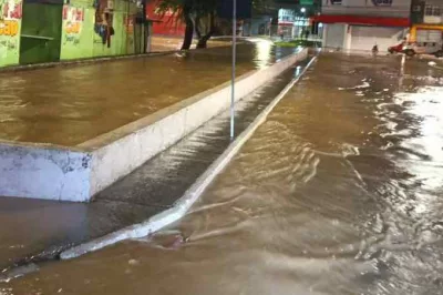 Fortes chuvas provocam alagamentos em bairros e no centro de Alagoinhas