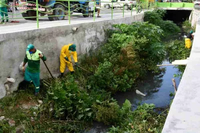 Alagoinhas: Prefeitura realiza limpeza de canais e bocas de lobo para prevenir alagamentos no centro da cidade