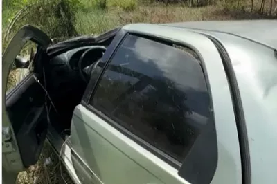 Catu: Carro capota na BR-110 e motorista é resgatado com ferimentos leves
