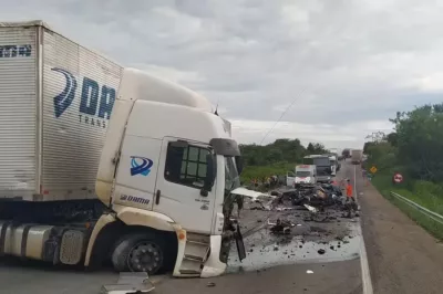 Cinco pessoas morrem após batida entre caminhão e carro na divisa da Bahia com Minas Gerais
