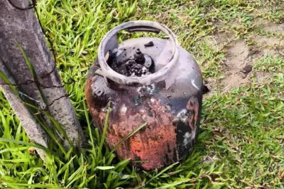Incêndio destrói casa após explosão de botijão de gás