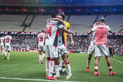 Vitória vence Fortaleza de virada e segue líder na Copa do Nordeste