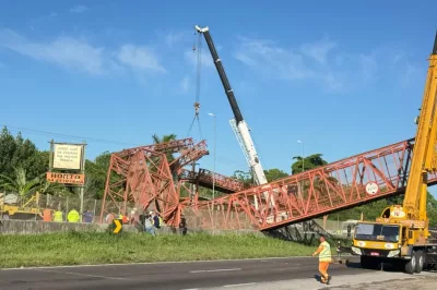 Passarela em trecho da BR-324 perto de Feira desaba após carreta colidir em estrutura; rodovia segue interditada