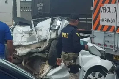 Carro fica prensado entre caminhões em engavetamento na BR-324, em Feira de Santana