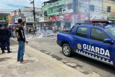 Feirantes protestam em Alagoinhas contra transferência para Central de Abastecimento