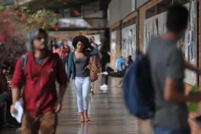 Brasileiros adultos com ensino superior completo chegam a 18,4%, diz IBGE