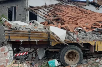 Acidente com caminhão deixa ferido e causa prejuízos em Alagoinhas