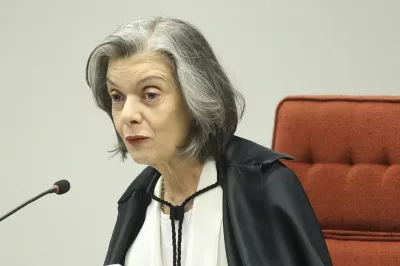 Cármen Lúcia mantém investigação contra Bolsonaro