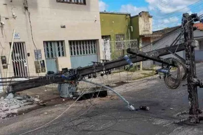 Caminhonete derruba três postes e deixa moradores sem energia em Alagoinhas