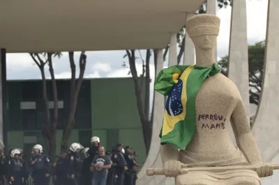 STF suspende julgamento de mulher que pichou “Perdeu, Mané” em estátua