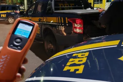 Motociclista alcoolizado e sem CNH se envolve em acidente com ônibus de turismo e acaba preso na BR 101