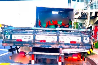 PRF flagra motorista realizando transporte irregular de passageiros em compartimento de carga na BR 324
