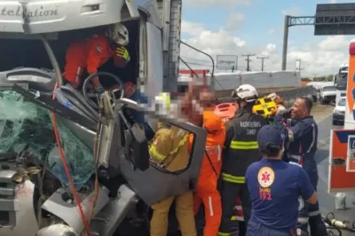 Acidente entre carretas na BR-324 em Feira de Santana deixa motorista ferido