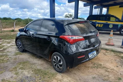 Mulher pega veículo emprestado com vizinho e acaba detida pela PRF