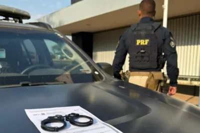 PRF prende foragido da Justiça durante fiscalização de ônibus na BR-040