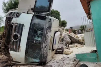 Caminhão atinge carro e quiosque na BA-026, deixando motorista morto