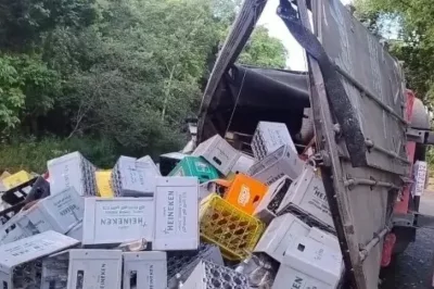 Caminhão carregado de cerveja tomba na BR-110, entre Catu e São Sebastião do Passé