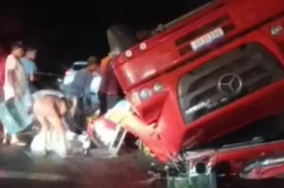 Caminhão carregado de refrigerante tomba na BR-324; carga é saqueada