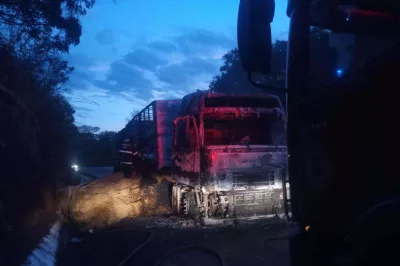 Bombeiros combatem incêndio em carreta carregada com grãos na BR-020