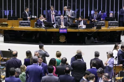 Câmara suspende ação penal contra Ramagem por atos do 8 de janeiro