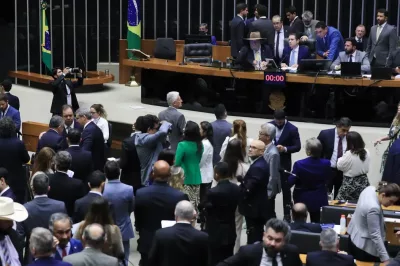 Câmara aprova projeto que reajusta salários de servidores públicos