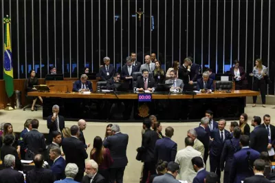 Congresso derruba veto e vítimas do zika vírus receberão pensão especial