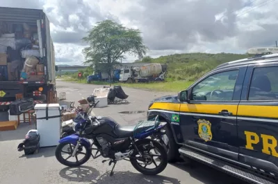 PRF recupera motocicleta roubada que era transportada em caminhão de mudanças