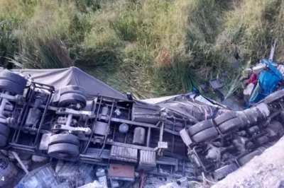 Motorista fica preso às ferragens após carreta despencar de ponte na Bahia