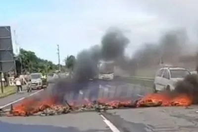 Moradores bloqueiam trecho da Estrada do Coco em protesto por morte de ciclista