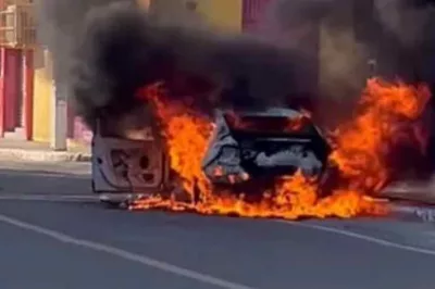Incêndio destrói veículo no centro de Alagoinhas