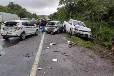 Acidente com oito veículos deixa caminhoneiro ferido em Amélia Rodrigues