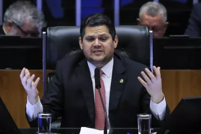 Alcolumbre lê requerimento que cria CPMI sobre fraudes no INSS