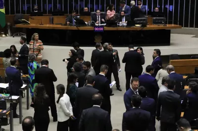 Plenário da Câmara derruba decreto de Lula sobre IOF