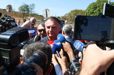 PF cumpre mandados na casa de Jair Bolsonaro, que usará tornozeleira